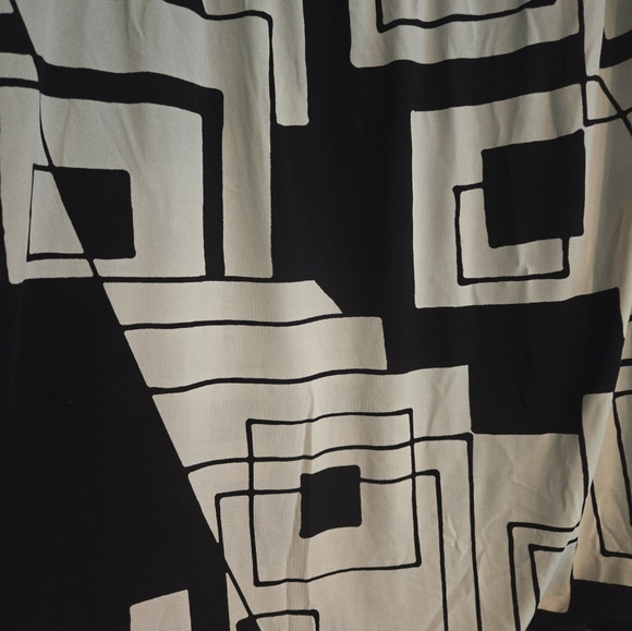 2pc. Black and white top bundle size large - Picture 9 of 9